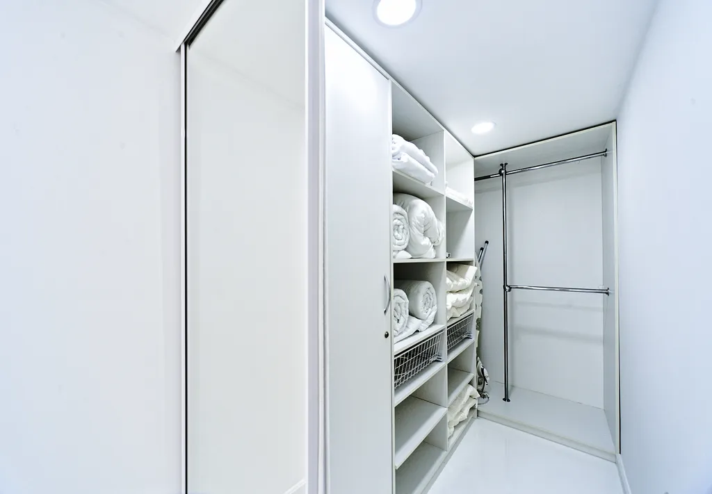 Белые двухъярусные апартаменты с балконом и видом на Невский проспект