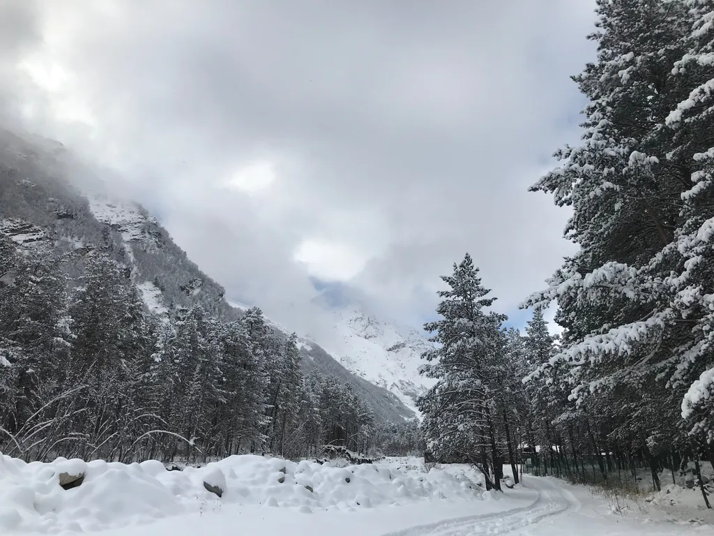 Уютный апартамент на берегу реки с видом на горы