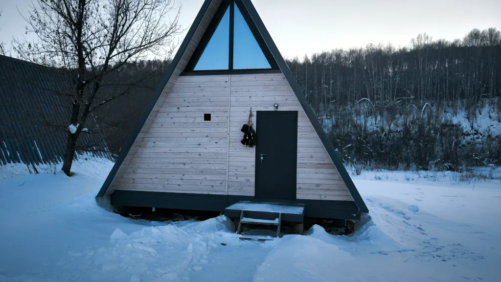 Двухэтажный а-фрейм с панорамным остеклением и террасой