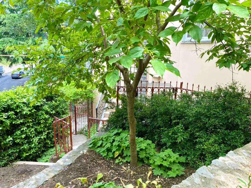 Этаж в доме со своим двором близко к морю