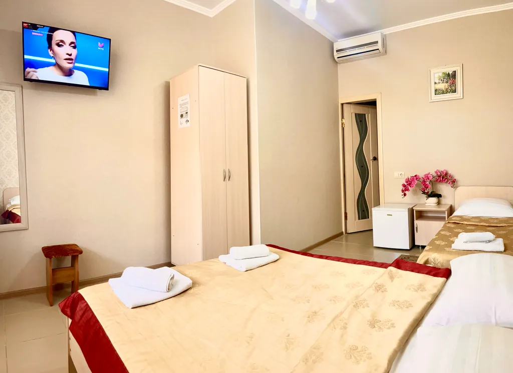 Трехместный номер с видом на цветущий двор