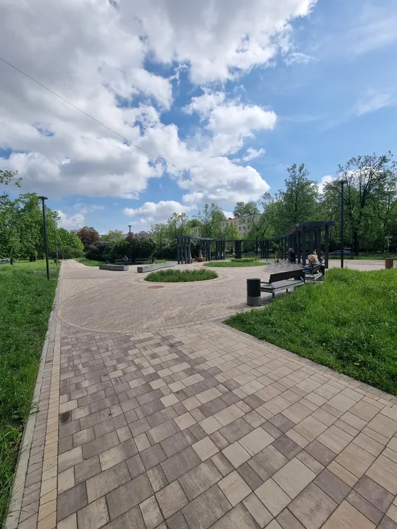 Небольшая трёшка с камином возле двух станций метро