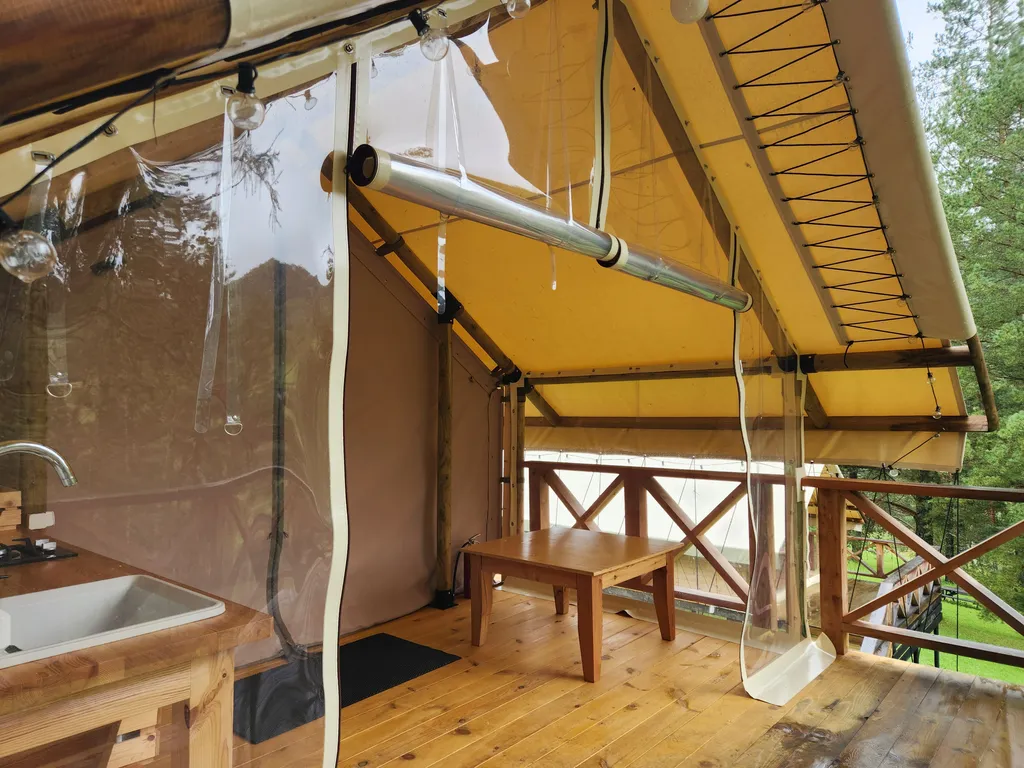 Тёплый сафари-тент с видом на горы