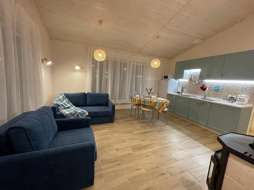 Дом у озера с шикарным видом на закат