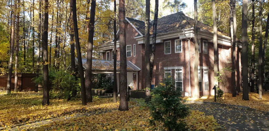 Загородный дом с бассейном и банкетным залом