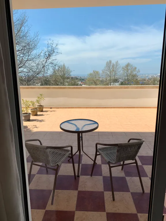 Новые апартаменты c террасой и видом на город и море