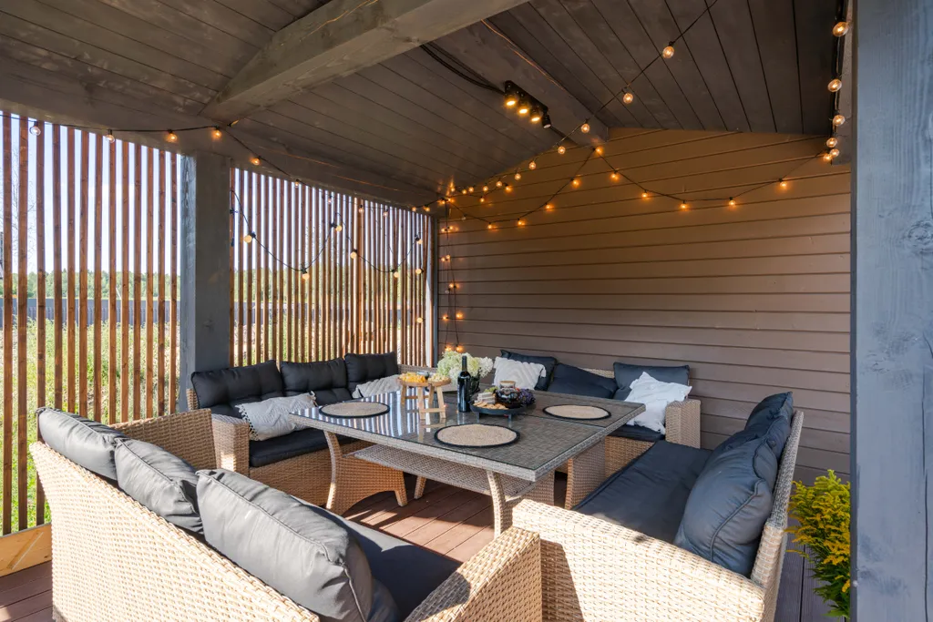 Загородный дом на берегу реки со своим пляжем