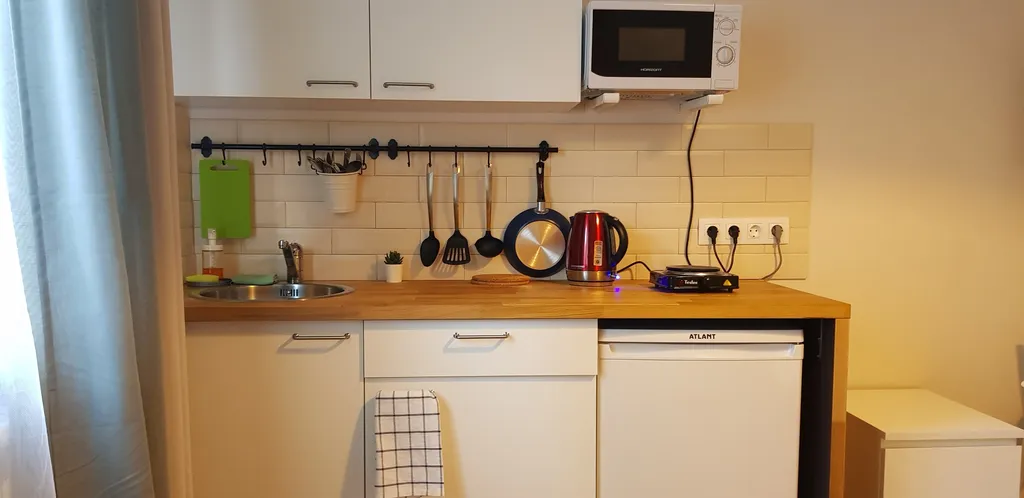 Уютная комната-студия у церкви на холме