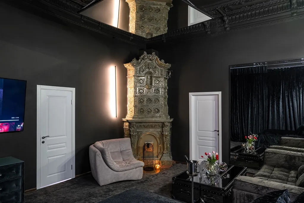 Черная комната с черными зеркалами и дизайнеским освещением