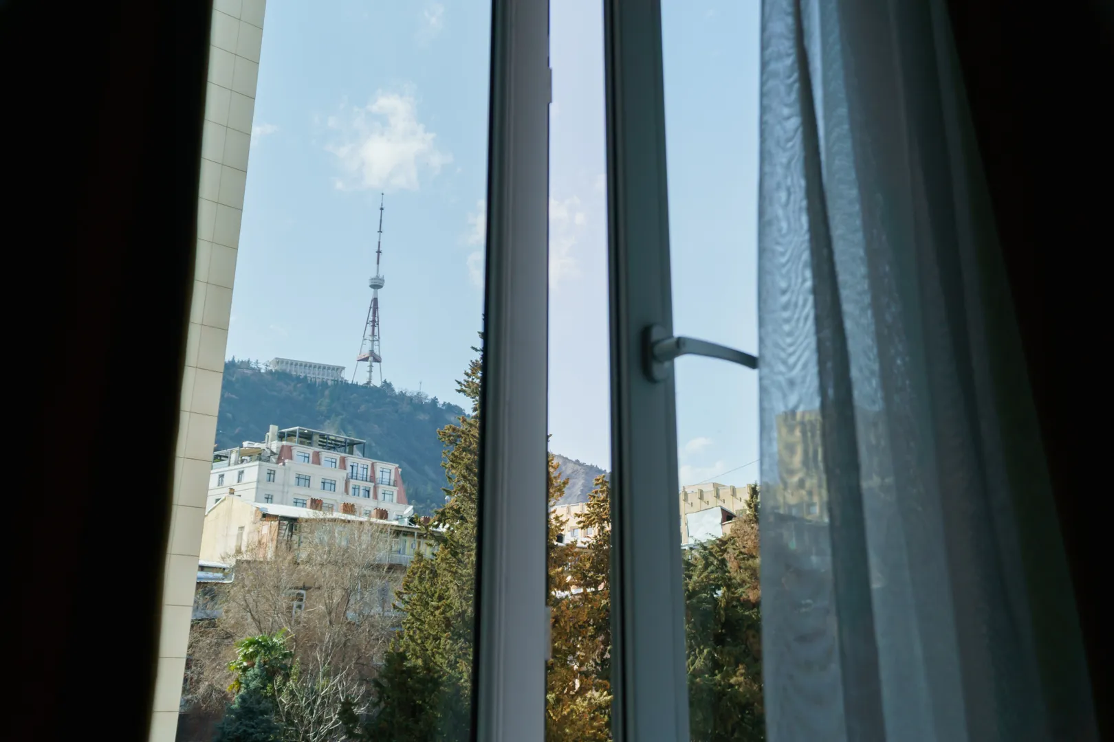 Вид с окна на гору Мтацминда