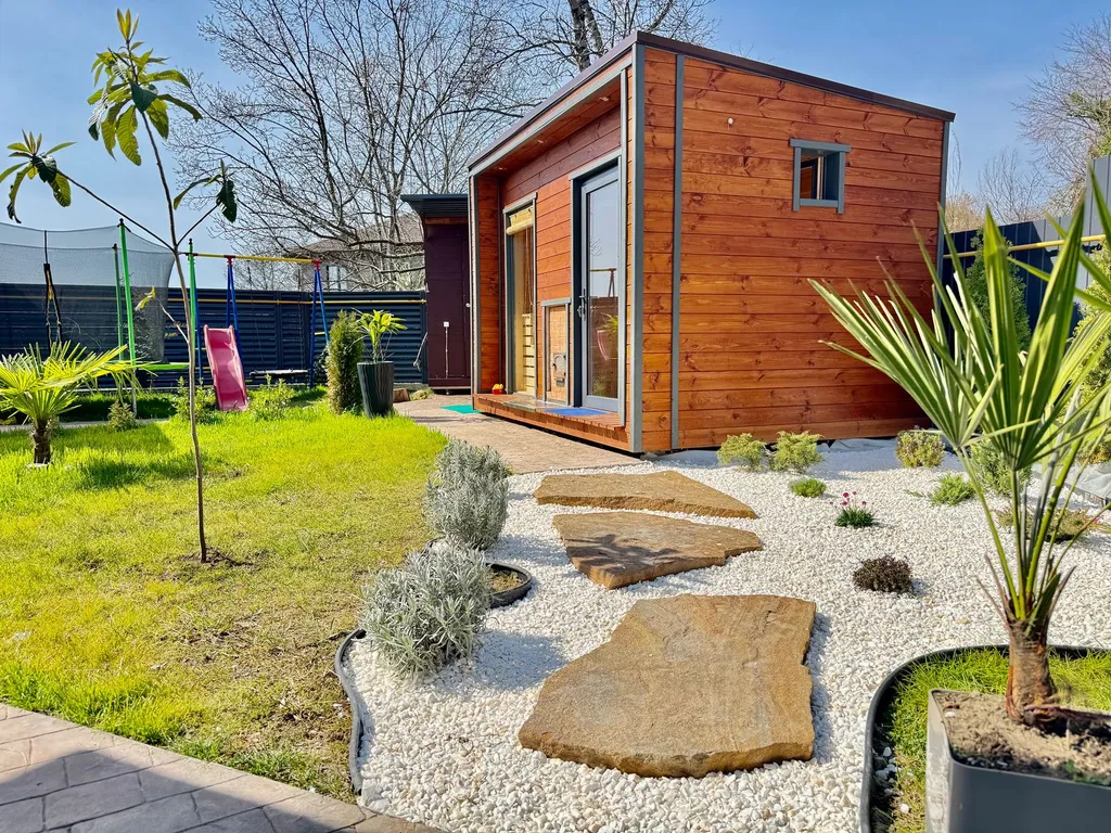 Дом с баней и теплым бассейном