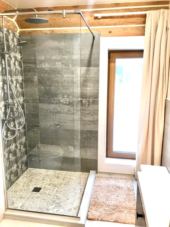 Дом на скале с видом на озеро