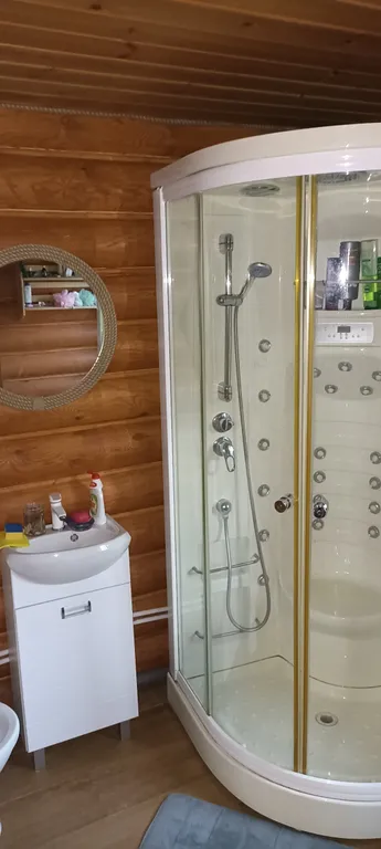 Уютный двухэтажный дом на берегу озера Селигер