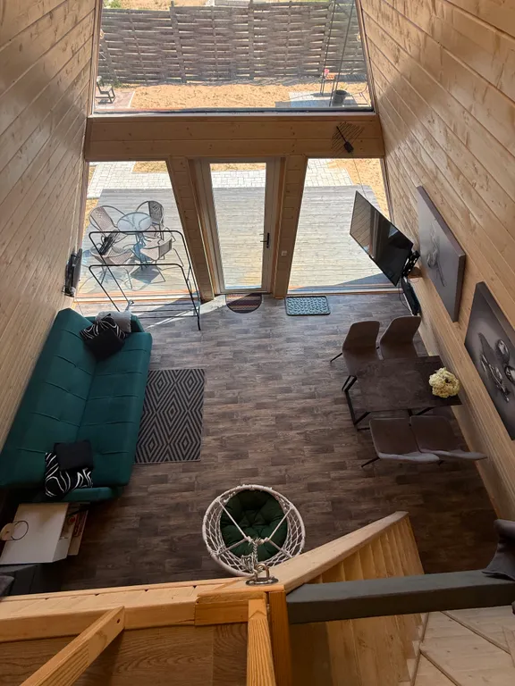 Уютный домик на берегу реки с горячим чаном