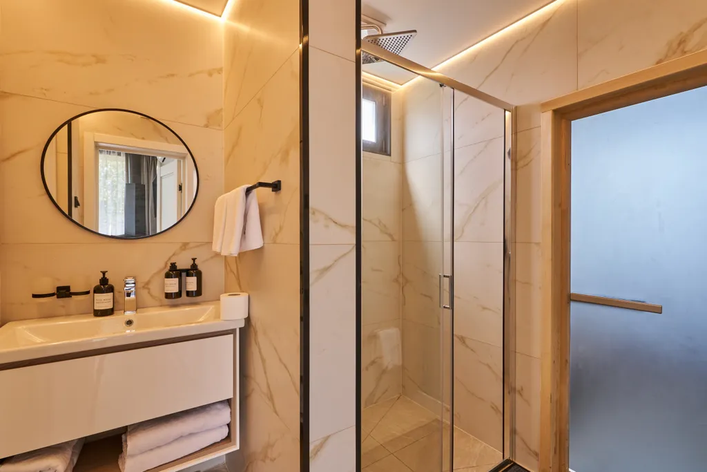 Коттедж Домик у реки в окружении сосен с камином, сауной и чаном — Семеновское