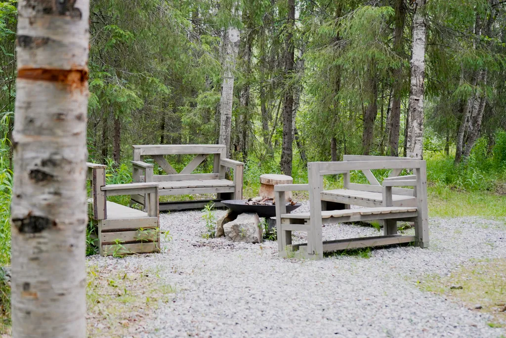 Большой дом с сауной на берегу реки Тулома с собственной территорией