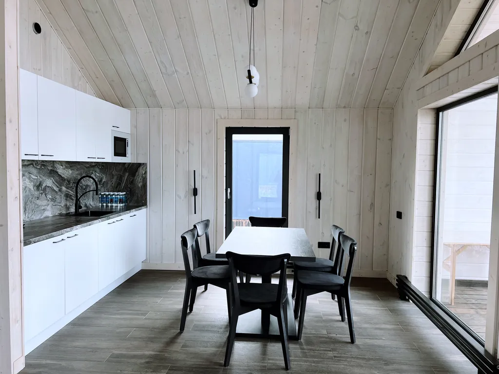 Уютный и стильный коттедж на берегу озера