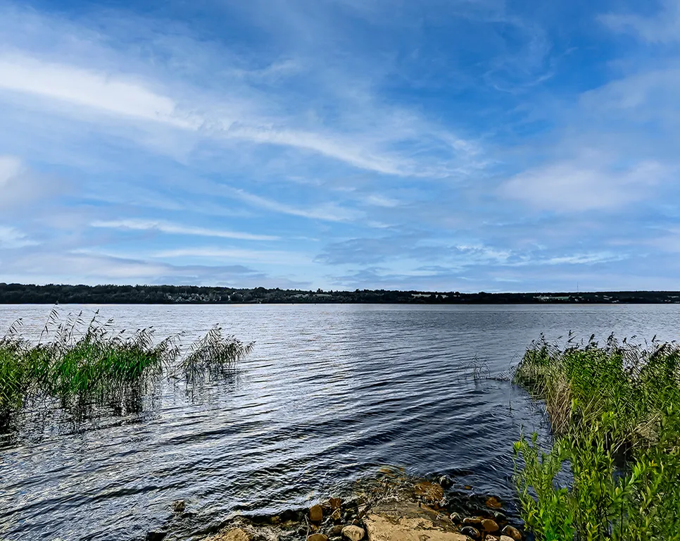 Коттедж с бассейном на берегу озера Порт Жемчужный