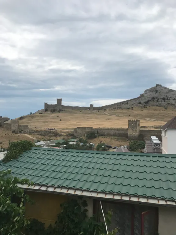 Комната возле Генуэзской крепости