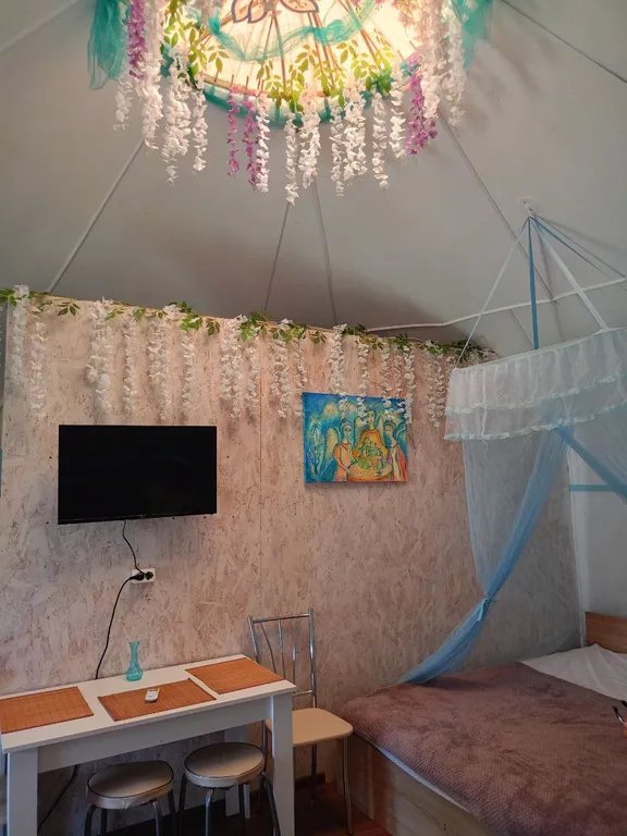 Юрта на берегу черного моря