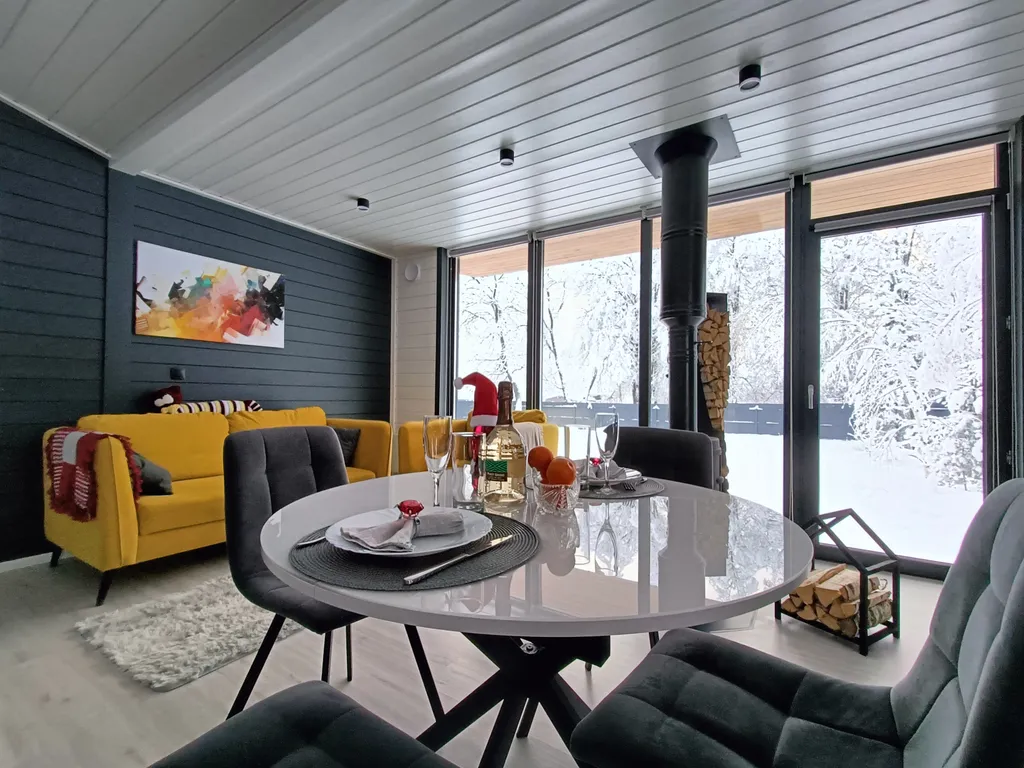 Уютный дом с панорамными окнами и бассейном на участке 15 соток