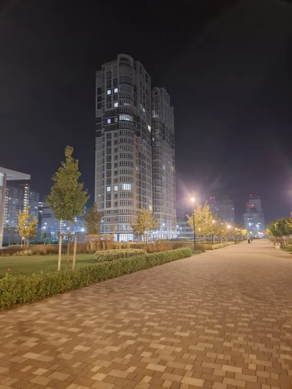 Студия возле аллеи с проигрывателем пластинок