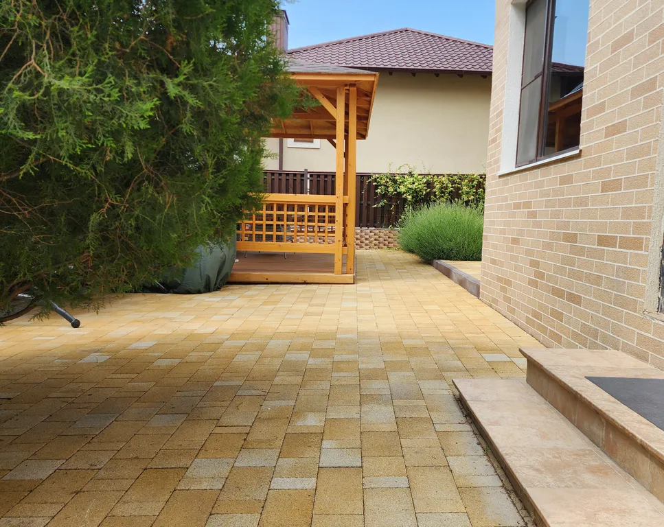 Дом с двором