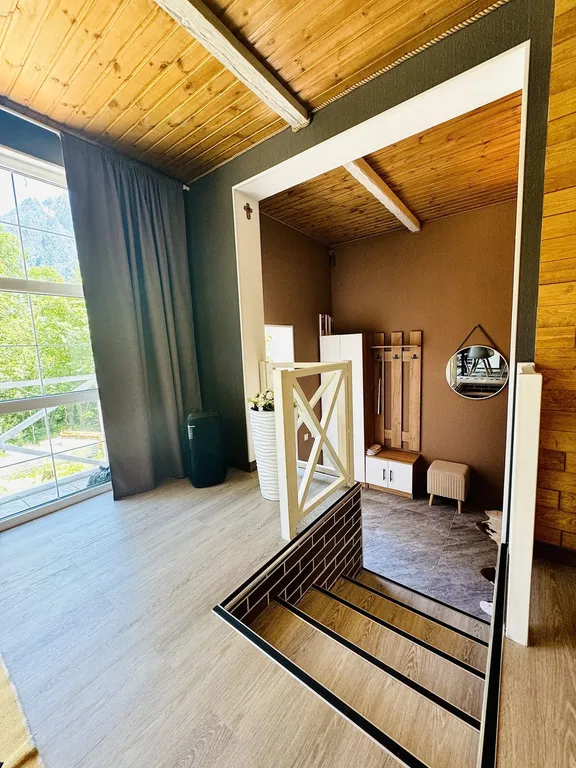 Премиальный Гостевой Дом в темных тонах с видом на горы