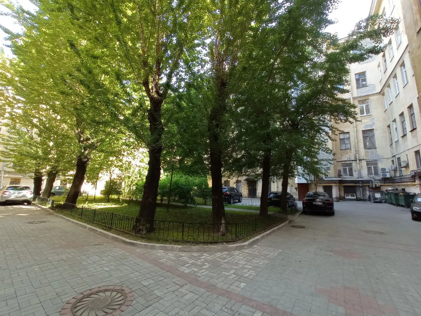 Сквер внутри двора.