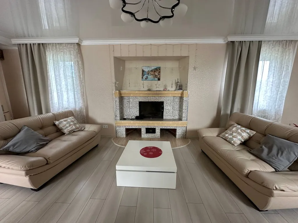 Уютный домик с бассейном в черте города