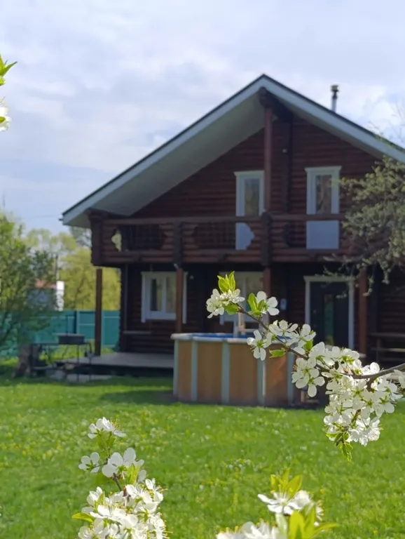 Уютный бревенчатый дом Life veranda на берегу пруда с баней на дровах