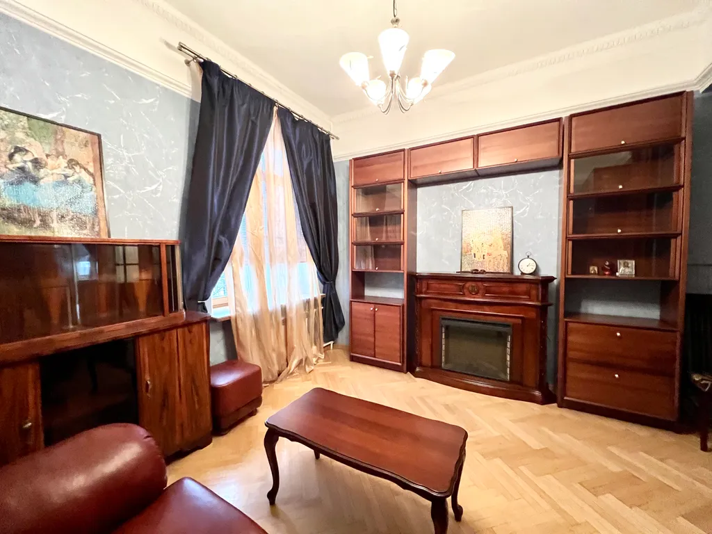 Большая квартира с камином у метро