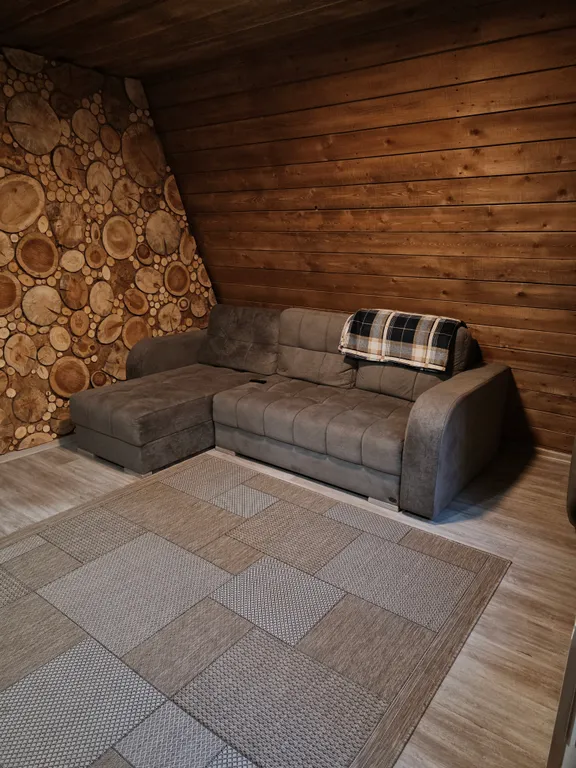 Дом в стиле а-фрейм в сосновом лесу, рядом с горной речкой, экологичес