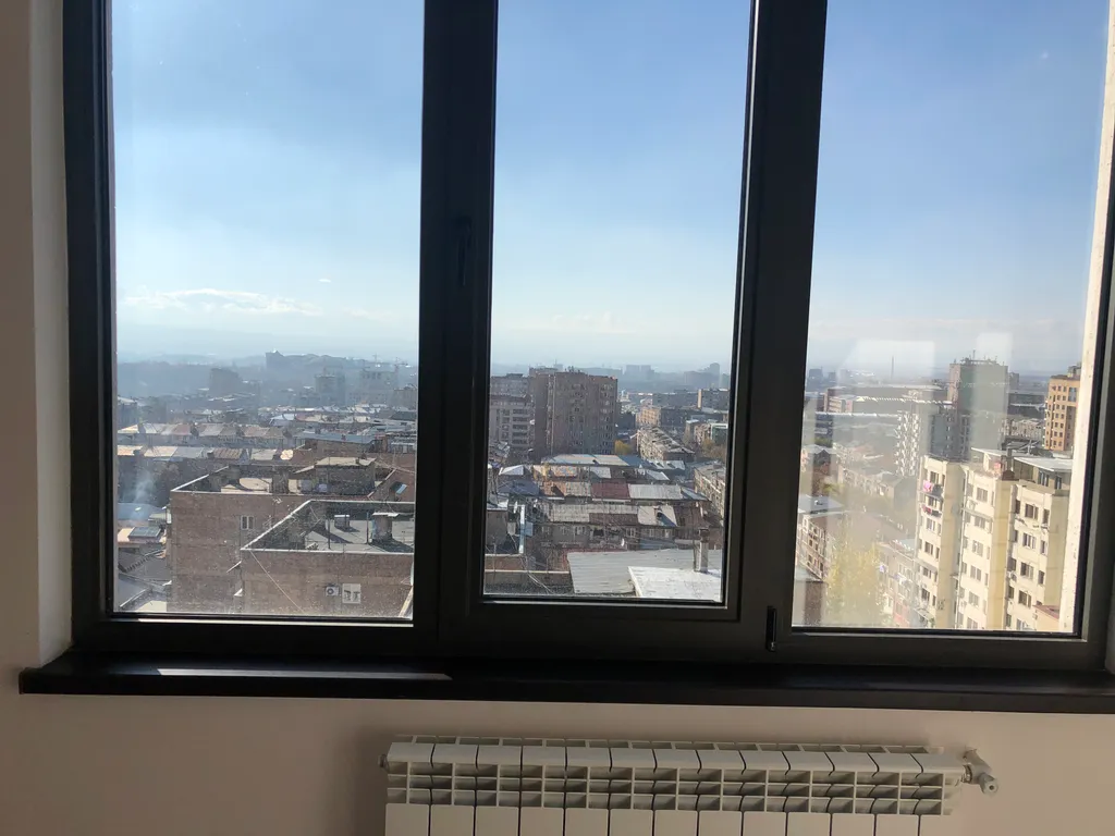 Светлая и уютная комната с видом на город