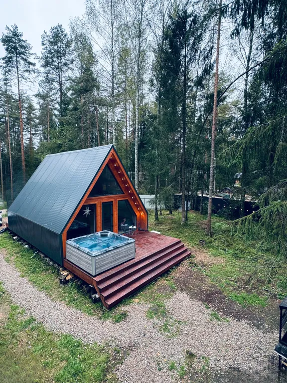 Дом A-frame с баней и джакузи под открытым небом в сосновом лесу