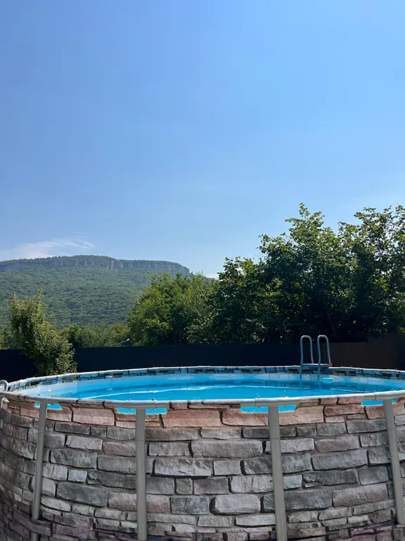 Уютный деревянный домик с видом на реку