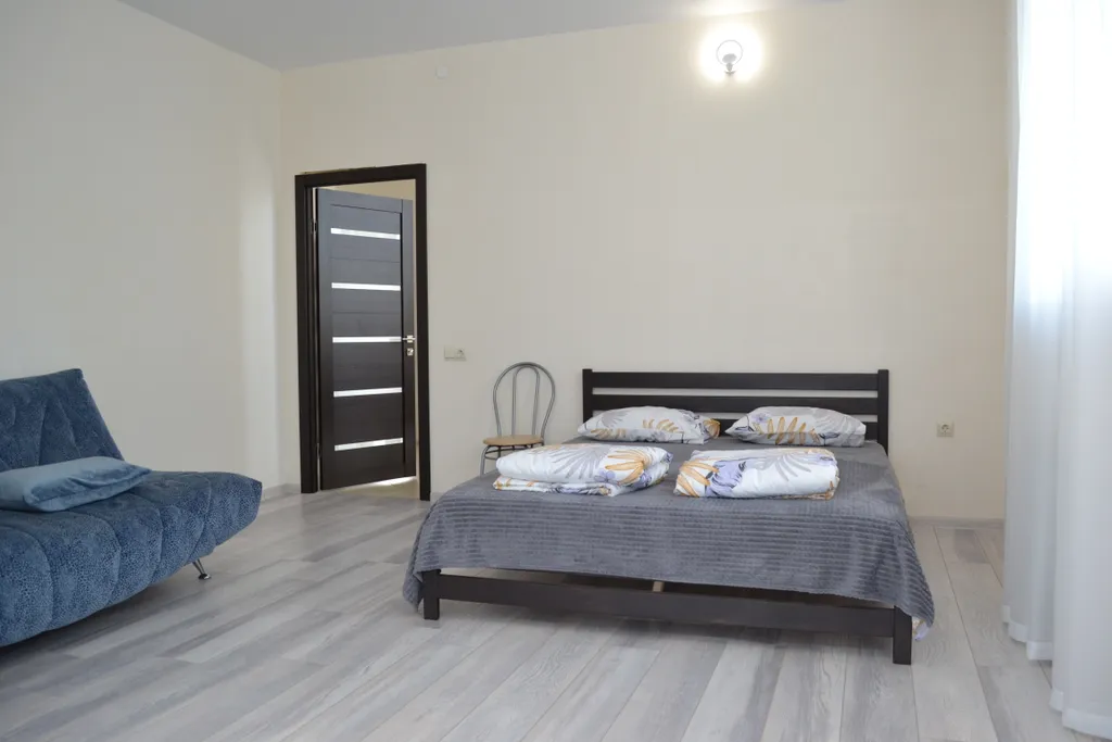 Уютный дом с зеленой лужайкой