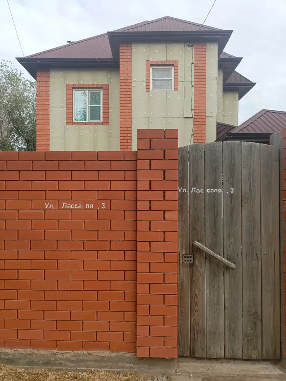 Большой дом с бассейном, просторным залом беседкой и детским домиком