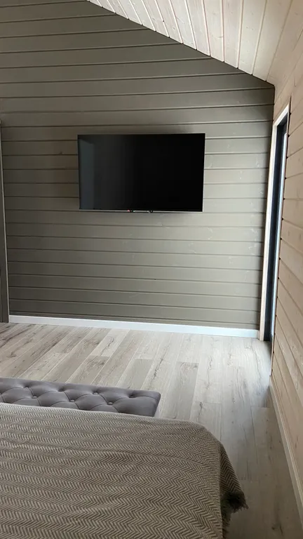 Gray дом в стиле барнхаус с видом на лес