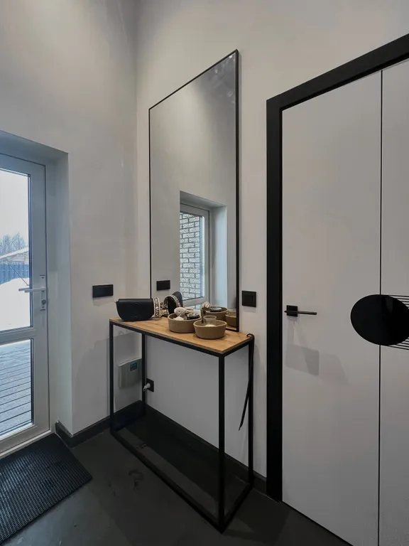 Новый дом в окружении елок с панорамными окнами и баней