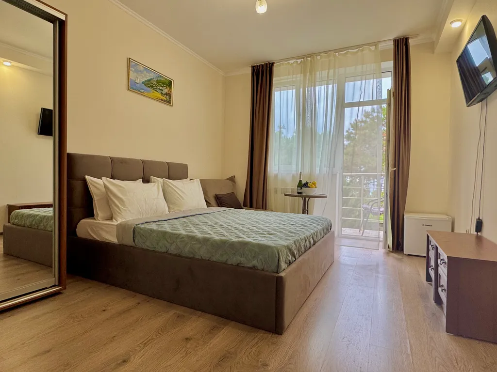 Квартира Трёхместная с балконом комната в доме — Севастополь