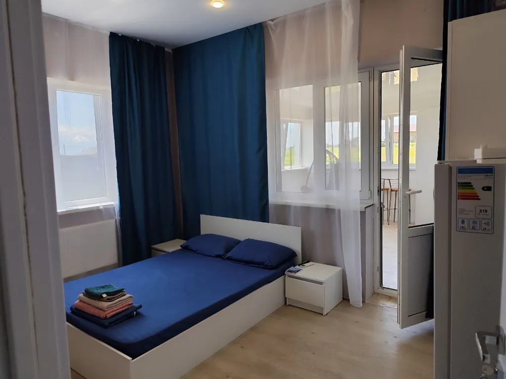 Квартира Комната с лоджией, со своей кухней — аренда посуточно в За Родину