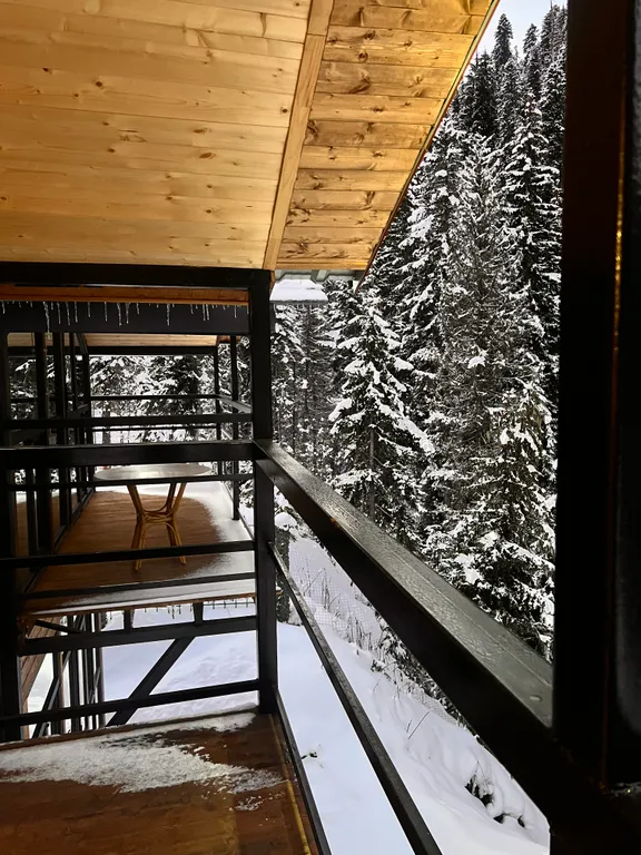 Коттедж в окружении реки,гор и леса