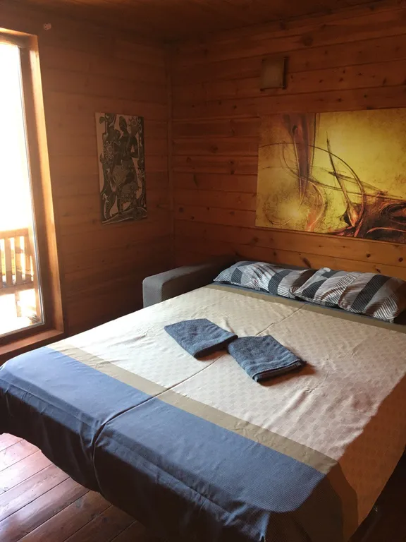 Коттедж Уютный деревянный дом с ландшафтным садом у озера — Шеметово