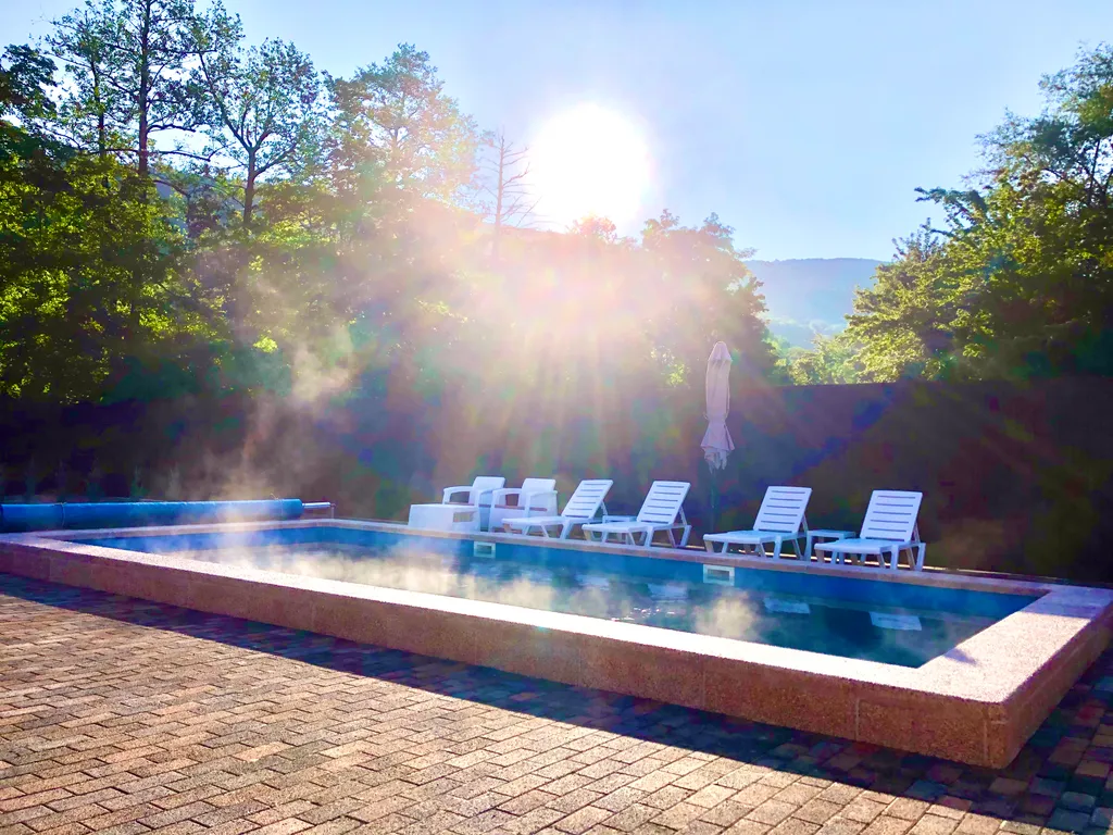 Коттедж Дом с большим бассейном в окружении леса, гор и реки — Горячий Ключ