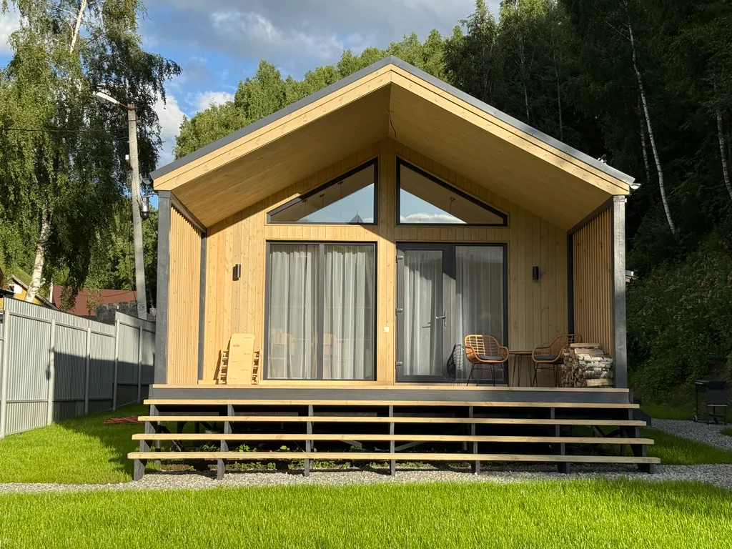 Дом Никольский с видом на главную достопримечательность