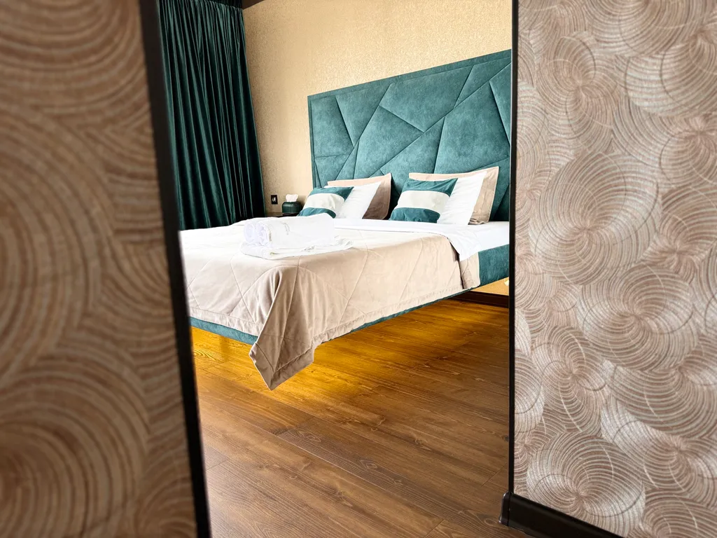 Студия с огромной парящей кроватью