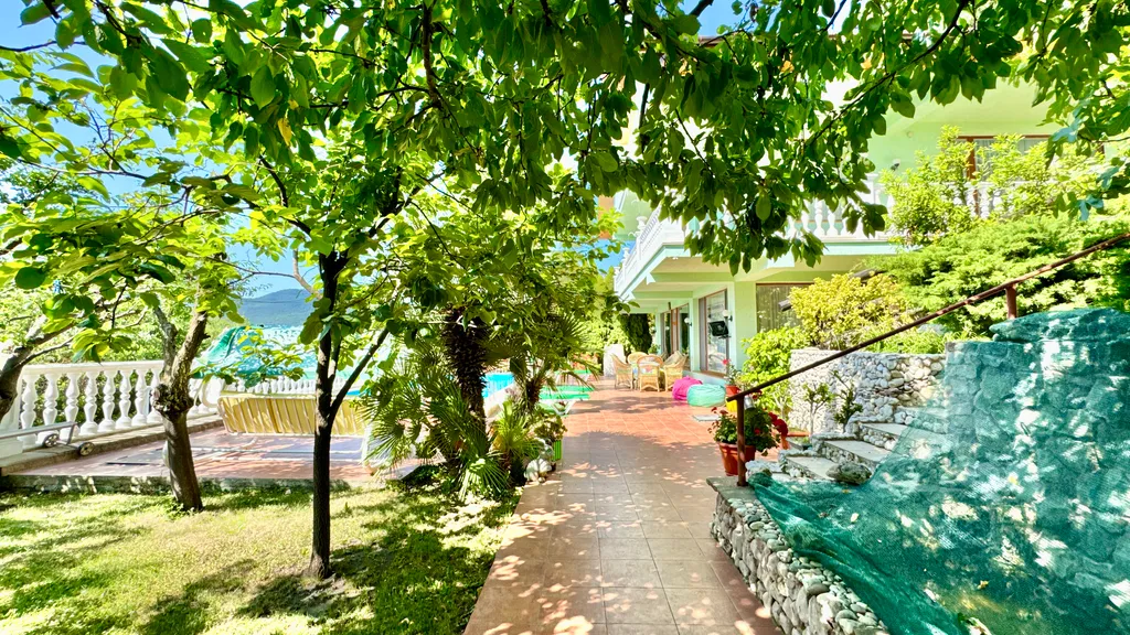 Дом с бассейном в Аутке