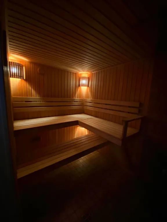 Коттедж с баней на дровах и теплым бассейном