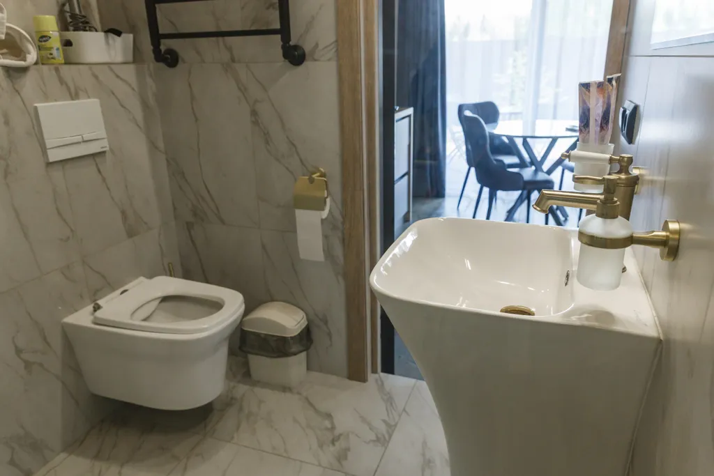 Коттедж для двоих в лесу у пруда